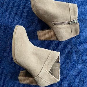 Ugg Koolaburra Amalea suede bootie. Size 7